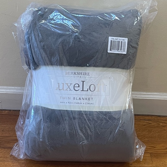 Berkshire Bedding Berkshire Life Luxeloft Twin Blanket Poshmark